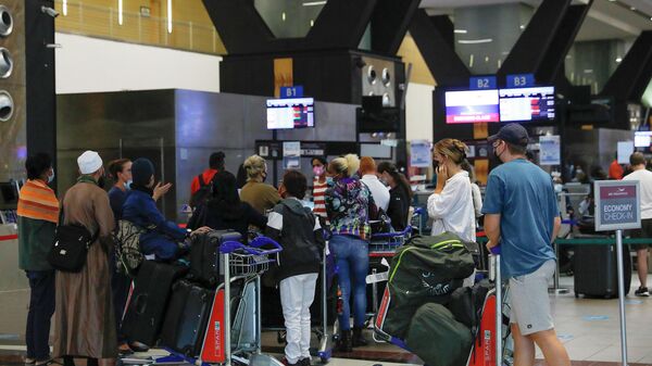 مسافرون في جنوب أفريقيا بعد تعليق السفر مع البلاد بسبب متحور أوميكرون - سبوتنيك عربي