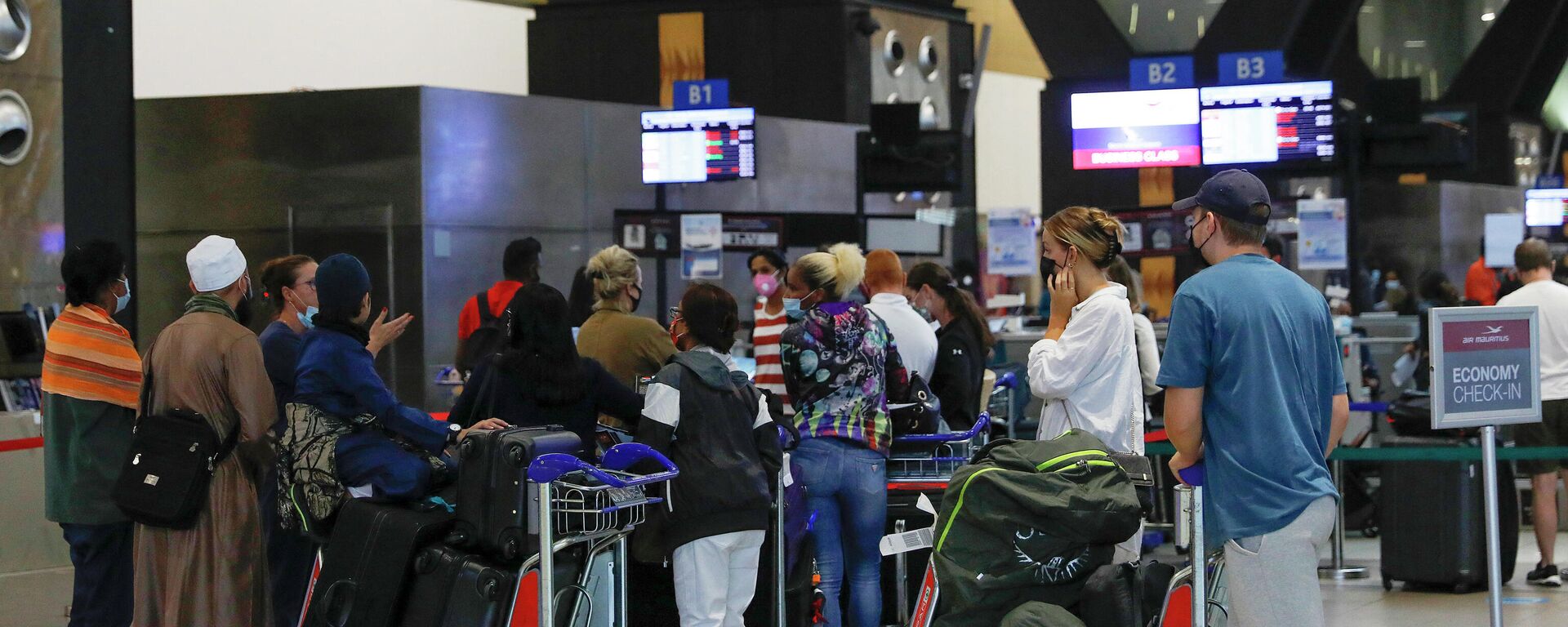 مسافرون في جنوب أفريقيا بعد تعليق السفر مع البلاد بسبب متحور أوميكرون - سبوتنيك عربي, 1920, 23.01.2022