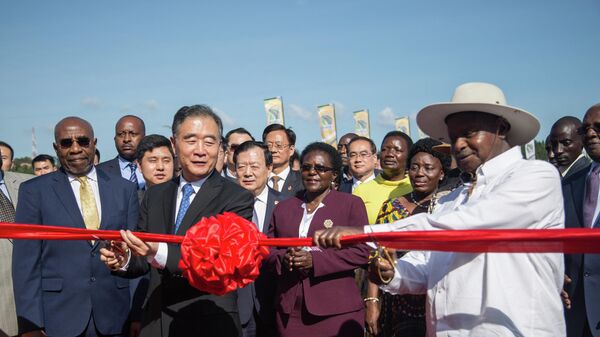 الرئيس الأوغندي ونائب رئيس الوزراء الصيني يفتتحان طريقا يربط العاصمة بمطار عنتيبي الدولي - سبوتنيك عربي