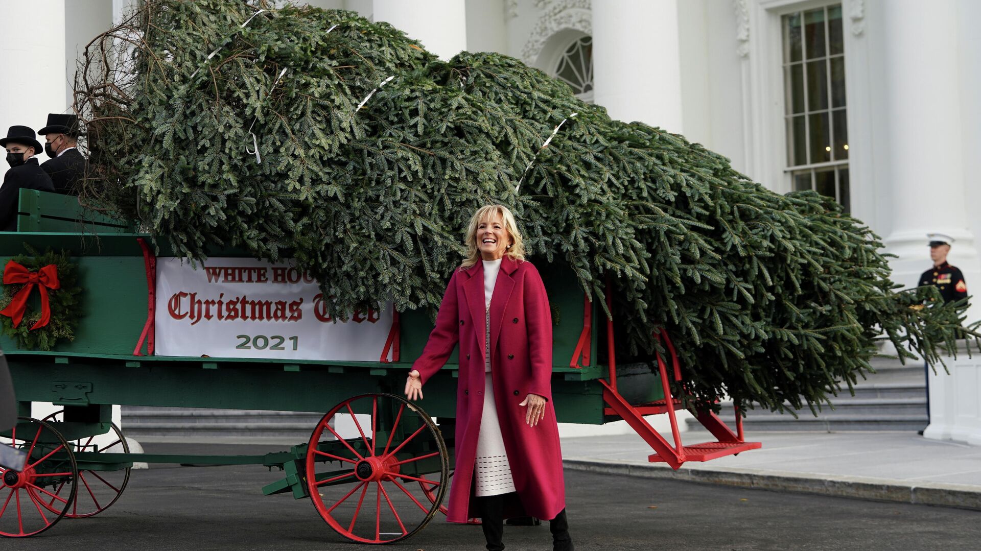جيل بايدن تستقبل شجرة عيد الميلاد في البيت الأبيض، 22 نوفمبر/ تشرين الثاني 2021 - سبوتنيك عربي, 1920, 29.11.2021
