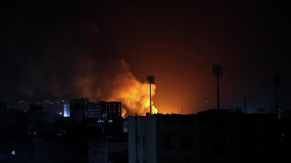 دخان يتصاعد من موقع ضربات جوية للتحالف العربي بقيادة السعودية في صنعاء 27 نوفمبر 2021 - سبوتنيك عربي