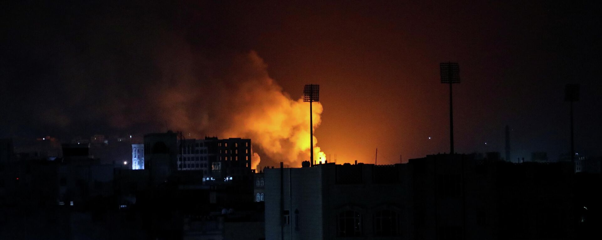 دخان يتصاعد من موقع ضربات جوية للتحالف العربي بقيادة السعودية في صنعاء 27 نوفمبر 2021 - سبوتنيك عربي, 1920, 30.11.2021