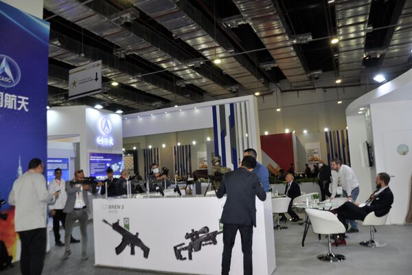أسلحة خفيفة تشمل مسدسات وبنادق آلية في الجناح الصيني بإيديكس 2021 - سبوتنيك عربي