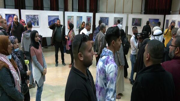فلسطين بعيون فنانين روس لوحات التضامن مع الشعب الفلسطيني في معرض فني في قطاع غزة، فلسطين  - سبوتنيك عربي