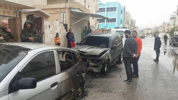 مجهولون يحرقون سيارات مدنية وسط مدينة درعا، سوريا 1 ديسمبر 2021 - سبوتنيك عربي