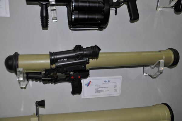 قاذفات قنابل روسية خفيفة بأعيرة مختلفة في الجناح الروسي بمعرض إيديكس 2021 - سبوتنيك عربي