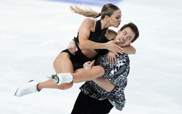 الروسيان فيكتوريا سينتسينا ونيكيتا كاتسالابوف يؤديان فقرة الرقص الإيقاعي في المرحلة السادسة من كأس العالم للتزلج الفني على الجليد في سوتشي، روسيا - سبوتنيك عربي