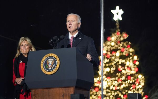 الرئيس الأمريكي جو بايدن وزوجته السيدة الأولى جيل بايدن يضيئان شجرة عيد الميلاد الرئيسية في واشنطن، الولايات المتحدة 2 ديسمبر 2021 - سبوتنيك عربي