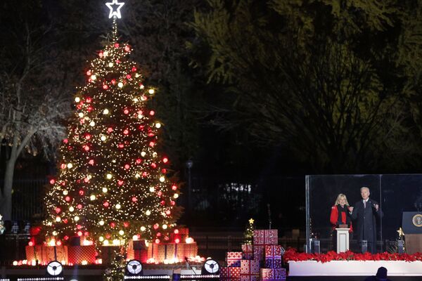 الرئيس الأمريكي جو بايدن وزوجته السيدة الأولى جيل بايدن يضيئان شجرة عيد الميلاد الرئيسية في واشنطن، الولايات المتحدة 2 ديسمبر 2021 - سبوتنيك عربي