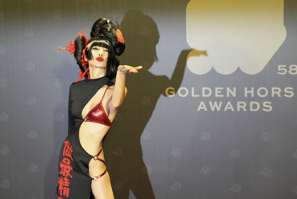 الممثلة الصينية الأمريكية باي لينغ تصل إلى حفل توزيع جوائز الحصان الذهبي بدورته الـ58 في تايبيه، تايوان، 27 نوفمبر 2021
 - سبوتنيك عربي