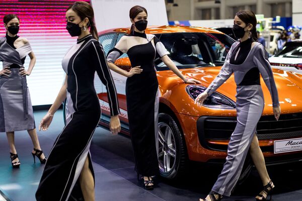 عارضات أزياء تسير أمام سيارة بورش ماكان في معرض تايلاند الدولي للسيارات لعام 2021 في بانكوك، 2 ديسمبر 2021 - سبوتنيك عربي