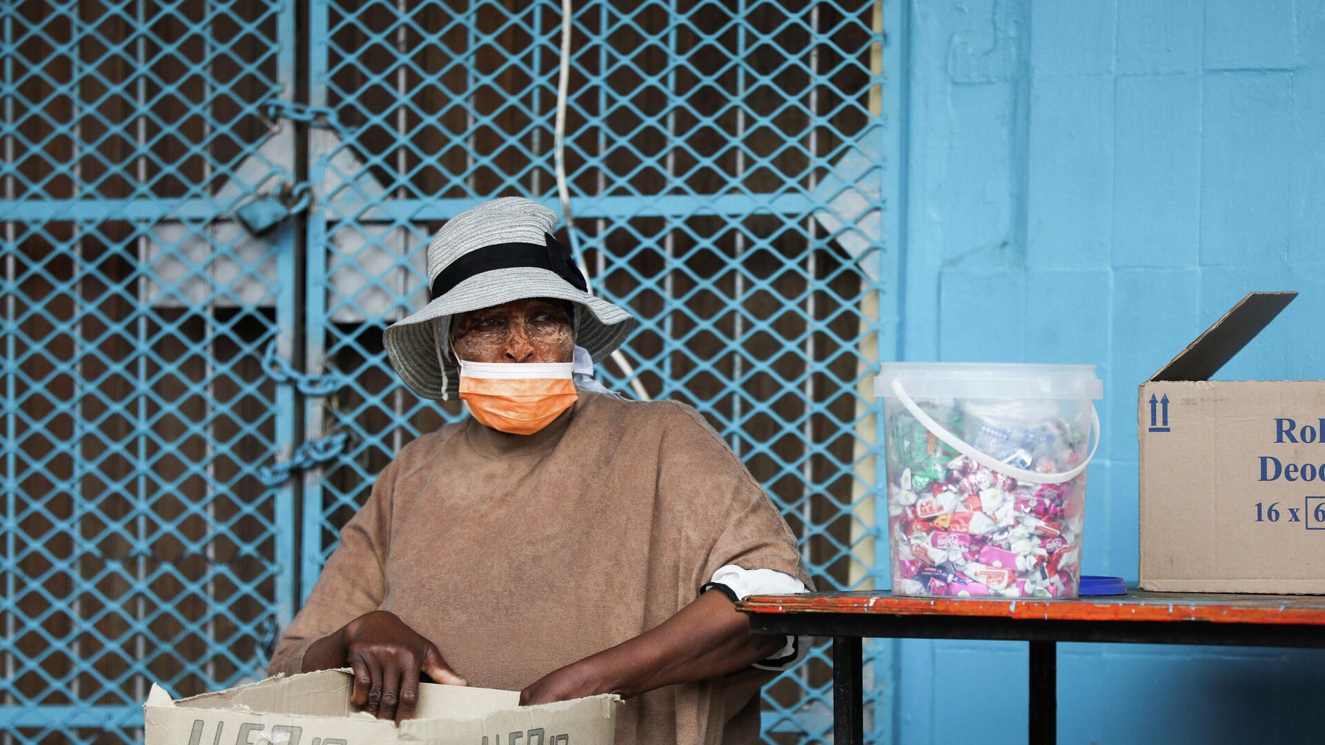 امرأة مسنة ترتدي كمامة للحماية من فيروس كورونا المسبب لمرض كوفيد-19 في ساحل العاج، جنوب أفريقيا - سبوتنيك عربي, 1920, 04.12.2021