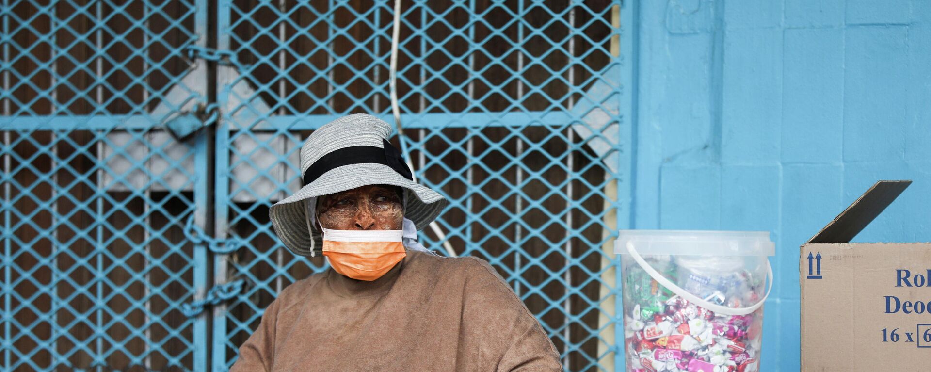امرأة مسنة ترتدي كمامة للحماية من فيروس كورونا المسبب لمرض كوفيد-19 في ساحل العاج، جنوب أفريقيا - سبوتنيك عربي, 1920, 06.12.2021