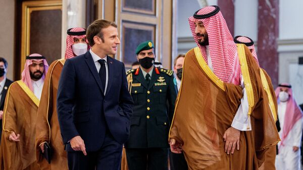 ولي العهد السعودي الأمير محمد بن سلمان يستقبل الرئيس الفرنسي إيمانويل ماكرون في جدة - سبوتنيك عربي