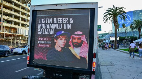 لوحة إعلانية في مدينة لوس أنجلوس بولاية كاليفورنيا الأمريكية تطالب المغني جاستن بيبر بإلغاء حفله في جدة بالمملكة العربية السعودية، 21 نوفمبر/ تشرين الثاني 2021  - سبوتنيك عربي