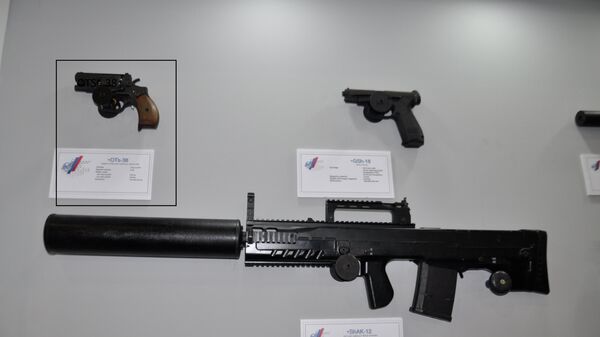 أسلحة روسية خفيفة في معرض إيديكس 2021 - مسدس أو تي إس - 38 الذي يستخدم طلقات إس بي - 4 الصامتة - سبوتنيك عربي