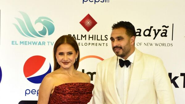 الفنانة المصرية، نيللي كريم، مع زوجها، هشام عاشور، في حفل افتتاح مهرجان القاهرة السينمائي الدولي الـ43، 26 نوفمبر/ تشرين الثاني 2021 - سبوتنيك عربي