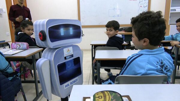 مستر روبوت يساعد تلاميذ المدرسة على الدراسة أثناء الفصل في إحدى مدارس غزة، قطاع غزة، فلسطين - سبوتنيك عربي