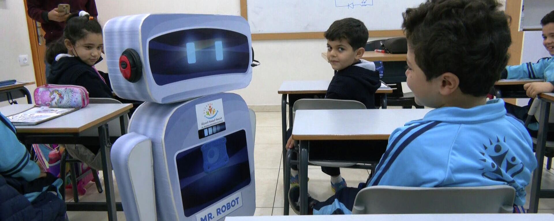 مستر روبوت يساعد تلاميذ المدرسة على الدراسة أثناء الفصل في إحدى مدارس غزة، قطاع غزة، فلسطين - سبوتنيك عربي, 1920, 12.12.2021