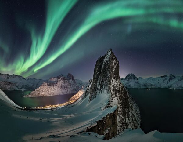 صورة بعنوان كاتدرائية أضواء الشمال، للمصور فرويديس دالهيم من النرويج، التي دخلت ضمن قائمة أفضل مصور أضواء الشمال لعام 2021.  - سبوتنيك عربي
