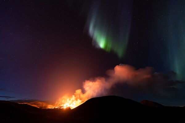 صورة بعنوان الشفق القطبي البركاني، للمصور جيروين فان نيووينهوف من بلجيكا، التي دخلت ضمن قائمة أفضل مصور أضواء الشمال لعام 2021.  - سبوتنيك عربي