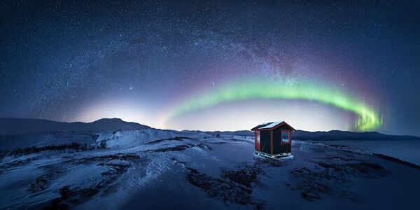 صورة بعنوان الشفق القطبي فوق مجرة درب التبانة، للمصور ستيفانو أستوري، التي دخلت ضمن قائمة أفضل مصور أضواء الشمال لعام 2021.  - سبوتنيك عربي
