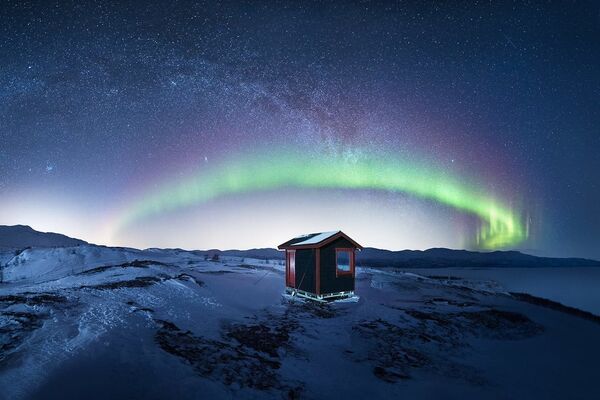 صورة بعنوان الشفق القطبي فوق مجرة درب التبانة، للمصور ستيفانو أستوري، التي دخلت ضمن قائمة أفضل مصور أضواء الشمال لعام 2021.  - سبوتنيك عربي