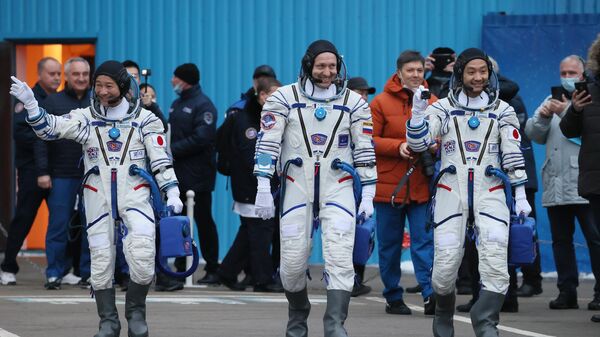 اليابانيين يوساكو مايزاوا وهيوزو يرانو بالإضافة إلى رائد الفضاء الروسي ألكسندر ميسوركين - سبوتنيك عربي