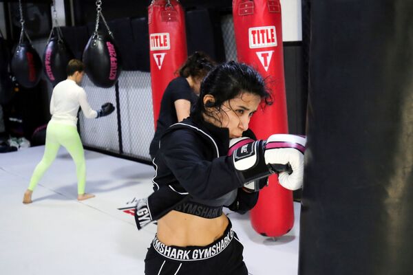 فتاة خلال التدريبات في نادي فايت كلوب جيم في الرياض، المملكة العربية السعودية 8 ديسمبر 2021 - سبوتنيك عربي