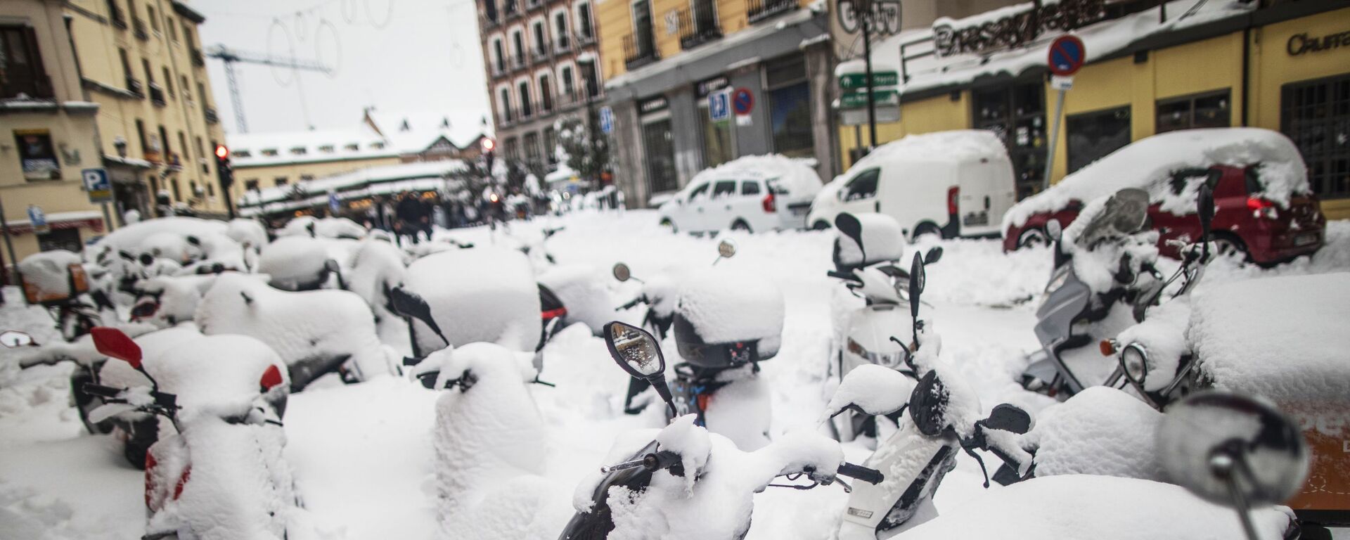 دراجات بخارية مغطاة بالثلوج في أحد شوارع مدريد، إسبانيا 9 يناير 2021 - سبوتنيك عربي, 1920, 19.09.2022