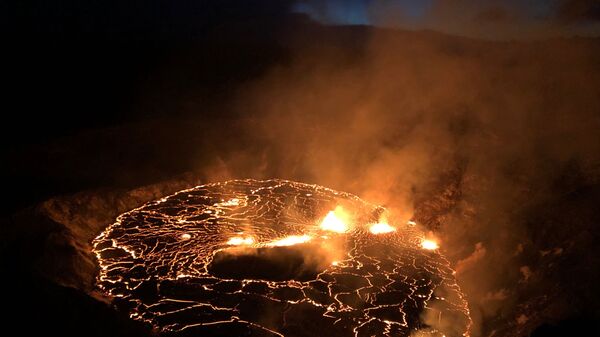 في 30 سبتمبر 2021، نشرت هيئة المسح الجيولوجي الأمريكية (USGS) صورة لاستمرار ثوران بركان كيلويا في هاواي، وهو أكثر البراكين نشاطاً في العالم. - سبوتنيك عربي