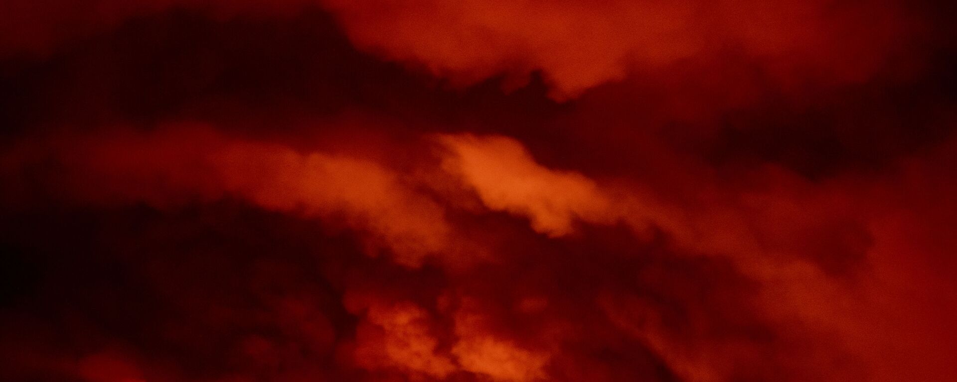 أدخنة تتصاعد من حريق بوتليغ فاير ليلاً بالقرب من بلاي، أوريغون الأمركية في 16 يوليو/ تموز 2021. - سبوتنيك عربي, 1920, 10.01.2023