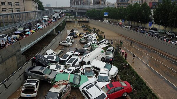 منظر جوي يظهر سيارات تكتظ عند مدخل نفق بعد هطول أمطار غزيرة على مدينة تشنغتشو، في مقاطعة خنان، وسط الصين 22 يوليو 2021. - سبوتنيك عربي