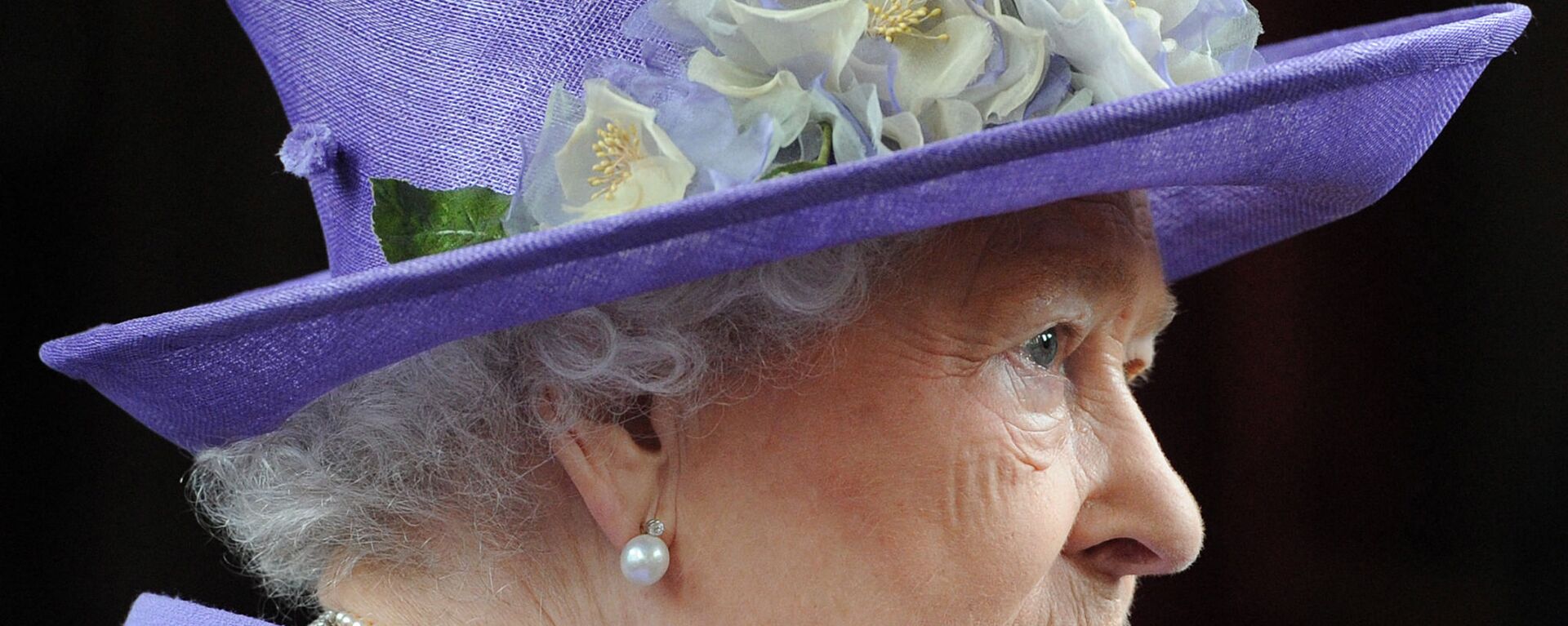 ملكة بريطانيا إليزابيث الثانية ترتدي بذلة وطاقية بنفسجية اللون - سبوتنيك عربي, 1920, 10.04.2022