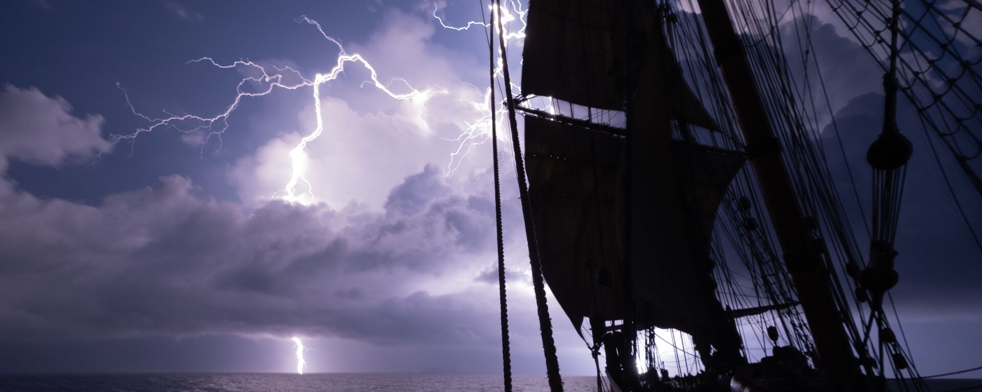 عاصفة رعدية خلال إعصار في بحر إيجه بالقرب من أرخبيل سيكلاديز في اليونان - سبوتنيك عربي, 1920, 29.01.2022