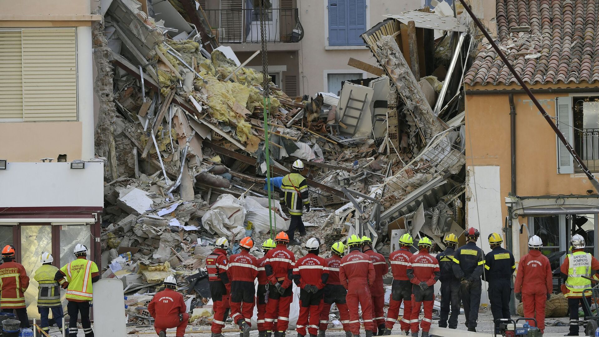 رجال إطفاء يبحثون في الأنقاض عن السكان المفقودين بعد انهيار مبنى في ساناري سور مير، فرنسا 7 ديسمبر 2021. - سبوتنيك عربي, 1920, 10.04.2023