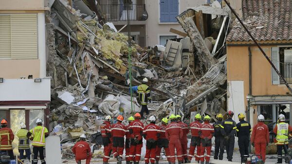 رجال إطفاء يبحثون في الأنقاض عن السكان المفقودين بعد انهيار مبنى في ساناري سور مير، فرنسا 7 ديسمبر 2021. - سبوتنيك عربي