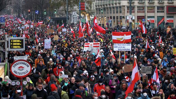 احتشاد عشرات الألوف في فيينا اليوم السبت احتجاجا على القيود المفروضة لوقف انتشار فيروس كورونا في النمسا - سبوتنيك عربي