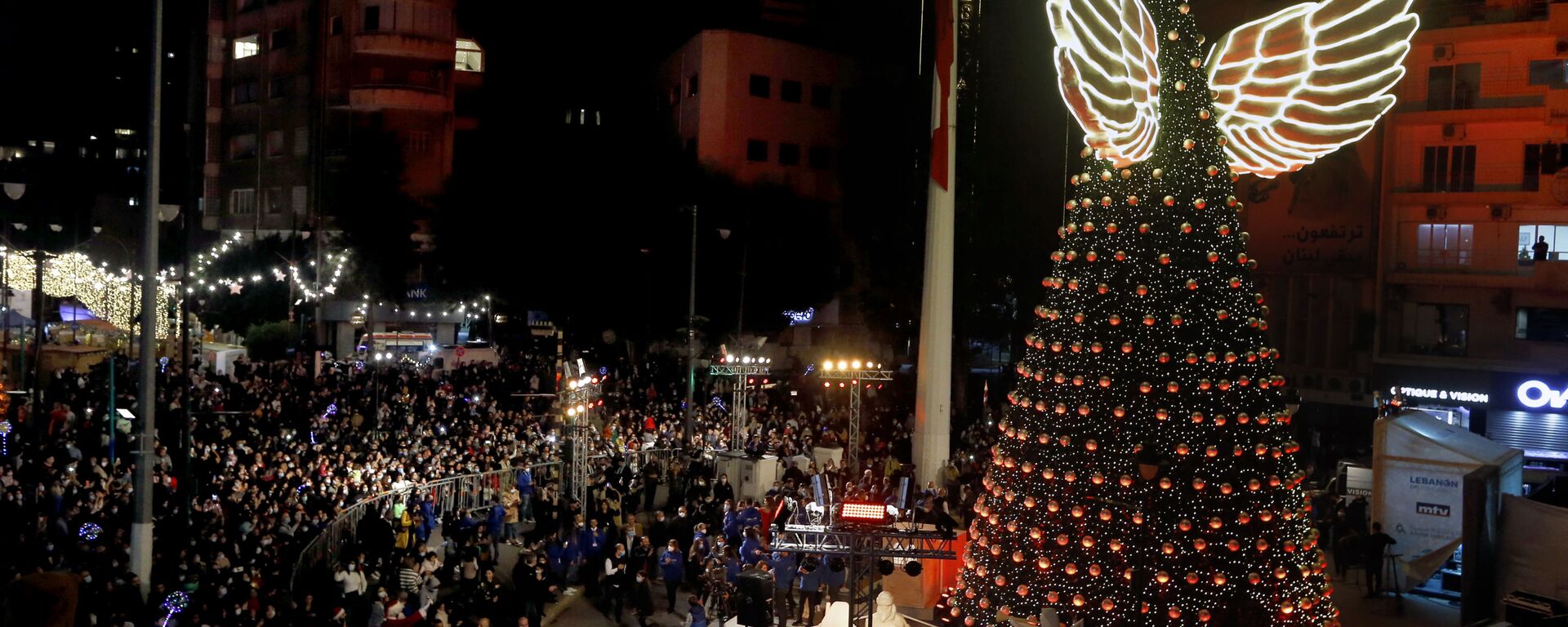 تجمع الناس أثناء إضاءة شجرة عيد الميلاد العملاقة عند انطلاق احتفالات عيد الميلاد في ساحة ساسين في منطقة الأشرفية في بيروت، لبنان، 7  ديسمبر 2021. - سبوتنيك عربي, 1920, 29.12.2021