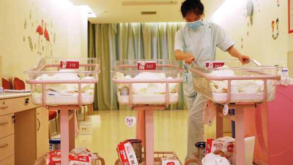 أطفال مولودين حديثا داخل إحدى مستشفيات الصين - سبوتنيك عربي
