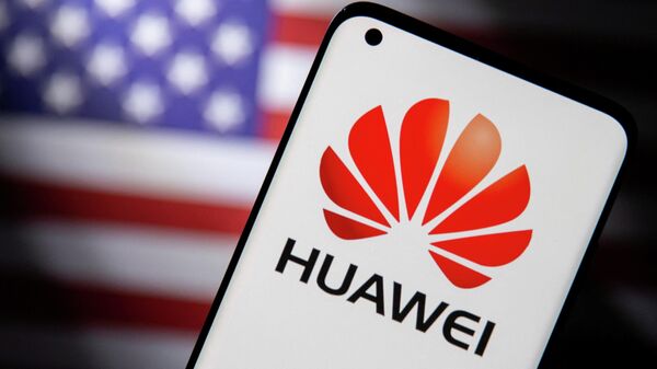 هاتف ذكي يظهر داخله شعار شركة هواوي الصينية وخلفه العلم الأمريكي - سبوتنيك عربي