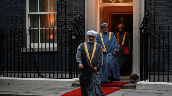 سلطان عمان، هيثم بن طارق، والوفد المرافق له، يغادرون داونينج ستريت 10 بعد اجتماع مع رئيس الوزراء البريطاني بوريس جونسون في لندن، بريطانيا، 16 ديسمبر/ كانون الأول 2021 - سبوتنيك عربي