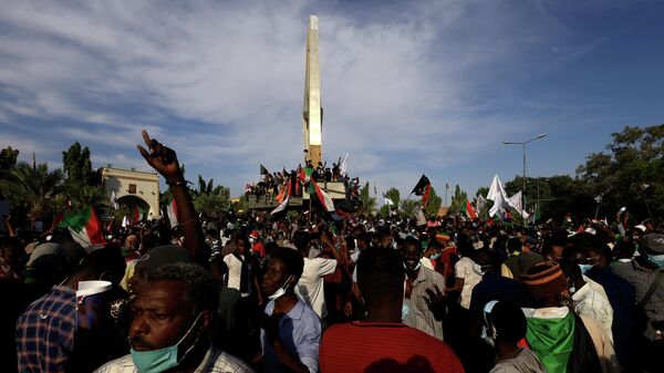مئات الألوف من السودانيين في مسيرة إلى القصر الرئاسي في الخرطوم اليوم الأحد 19 ديسمبر 2021 - سبوتنيك عربي