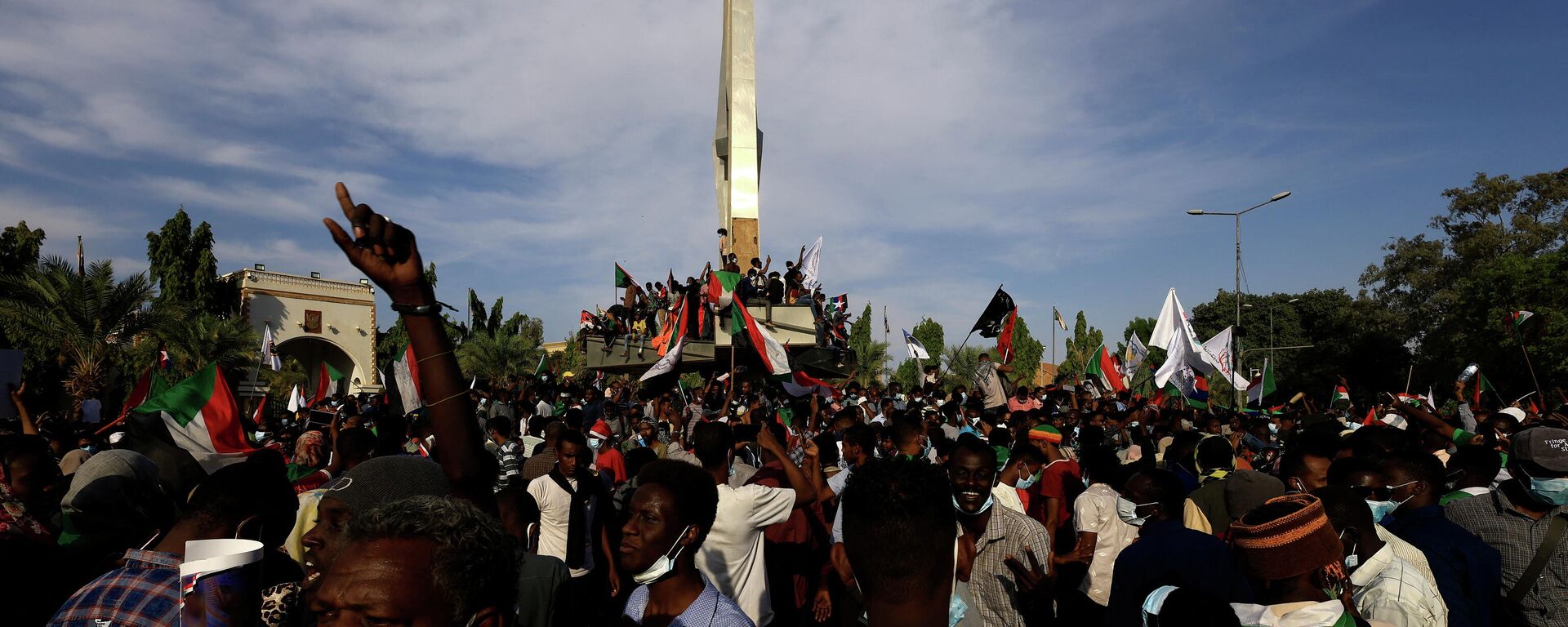 مئات الألوف من السودانيين في مسيرة إلى القصر الرئاسي في الخرطوم اليوم الأحد 19 ديسمبر 2021 - سبوتنيك عربي, 1920, 07.05.2022
