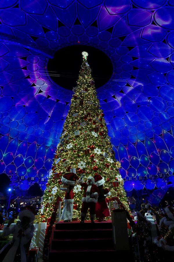 سانتا يضيء شجرة عيد الميلاد خلال حفل إضاءة شجرة عيد الميلاد في معرض إكسبو 2020 دبي، الإمارات العربية المتحدة، 18 ديسمبر 2021. - سبوتنيك عربي