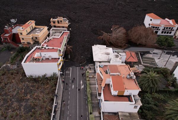 منظر جوي لمنازل في حي لا لاغونا محاطة بالرماد البركاني، في جزيرة لا بالما، جزر الكناري، إسبانيا 18 ديسمبر 2021 - سبوتنيك عربي