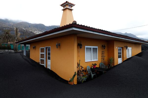 رماد بركان كومبر فيجا يغطي منزلا في حي لاس مانشاس، في جزيرة لا بالما الكناري، إسبانيا، 16 ديسمبر 2021 - سبوتنيك عربي