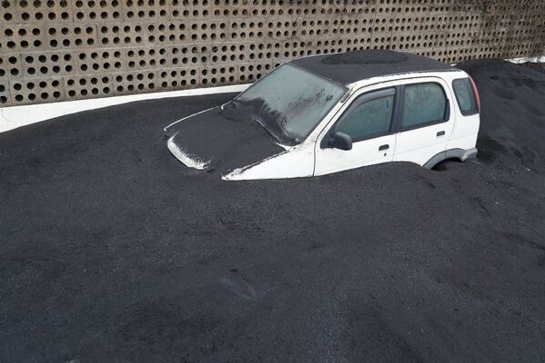 سيارة محاطة بالرماد البركاني في جزيرة الكناري في لا بالما، إسبانيا ، 16 ديسمبر 2021 - سبوتنيك عربي