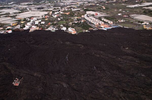 منظر جوي لرماد البركان يغطي المنازل في لا لاغونا، في جزيرة لا بالما الكناري، إسبانيا، 18 ديسمبر 2021 - سبوتنيك عربي