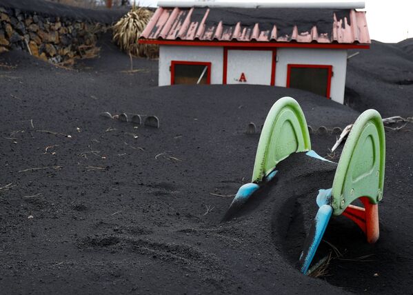 الرماد البركاني يغطي ساحة أطفال في جزيرة الكناري في لا بالما، إسبانيا ، 16 ديسمبر 2021 - سبوتنيك عربي